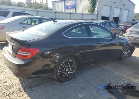 2013 Mercedes-Benz C 350 z USA, uszkodzony, nr VIN WDDGJ5HB6DF943999